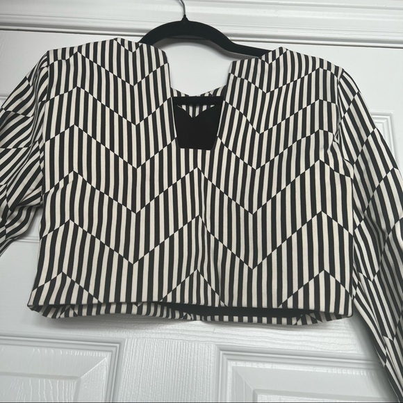 NEW Cropped Long sleeve top - Picture 3 of 5